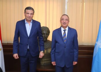 الشريف ورئيس البنك الزراعي يعاينان عدد من الأماكن بمشروع حلقة السمك والمقرر تخصيصها لإقامة فروع للبنوك بها.