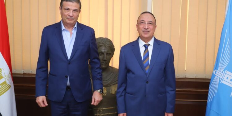 الشريف ورئيس البنك الزراعي يعاينان عدد من الأماكن بمشروع حلقة السمك والمقرر تخصيصها لإقامة فروع للبنوك بها.