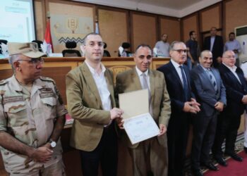 محافظ كفر الشيخ يكرم أحمد فتح الله مدير بوابة الشكاوى الحكومية لحصوله على المركز الأول