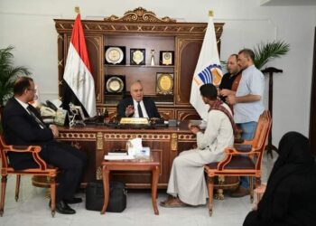 لبحث شكواهم .. محافظ قنا يستأنف استقبال المواطنين بمكتبه