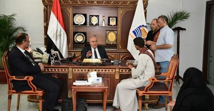 لبحث شكواهم .. محافظ قنا يستأنف استقبال المواطنين بمكتبه