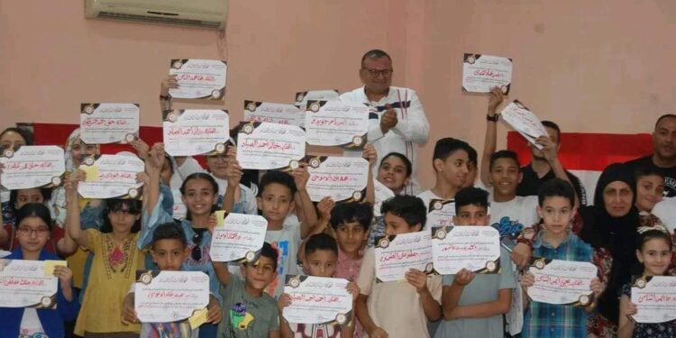 الجحر يكرم أبناء السنانية فى الرسم والانشاد الديني 