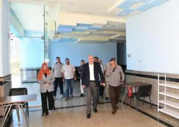 للوقوف علي مستوي الخدمات المقدمة للقراء.. محافظ قنا يتفقد مكتبة مصر العامة 