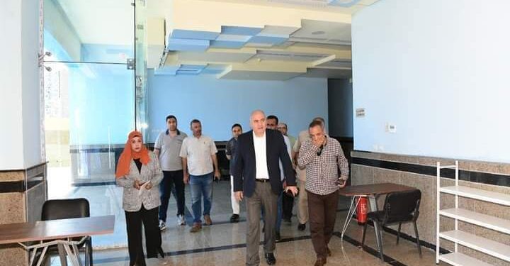 للوقوف علي مستوي الخدمات المقدمة للقراء.. محافظ قنا يتفقد مكتبة مصر العامة