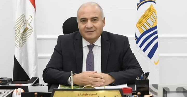 محافظ قنا يستقبل 135 مواطن بمكتبه لحل مشكلاتهم