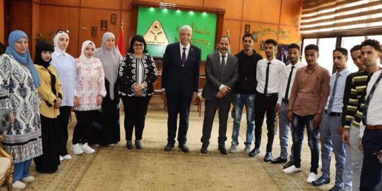 رئيس جامعة المنوفية يستقبل وفدا من طلاب الجامعات العربية