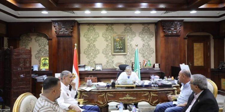 محافظ المنيا يلتقي عدداً من أعضاء النواب والشيوخ
