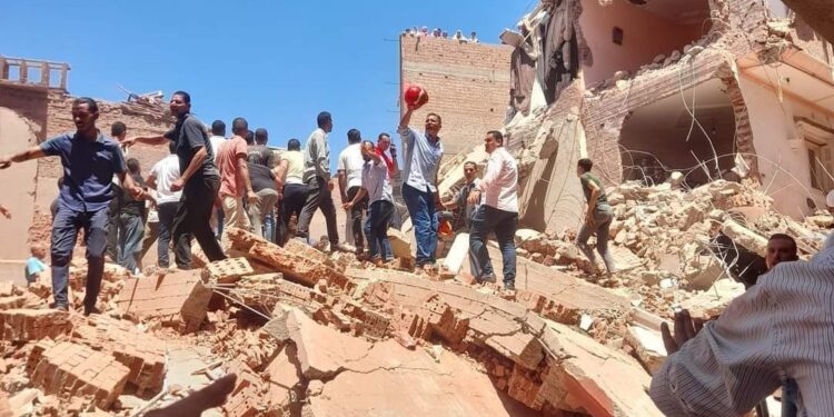 متابعه لحادث سقوط عماره بمدينة رشيد بالبحيرة بالأسماء.. مصرع 2 وإصابة 9 أشخاص في حادث انهي