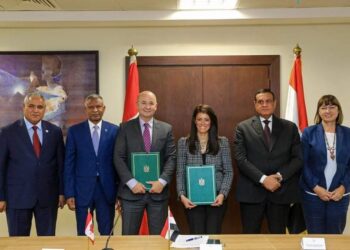 توقيع اتفاقية منحة مع السفير الكندي