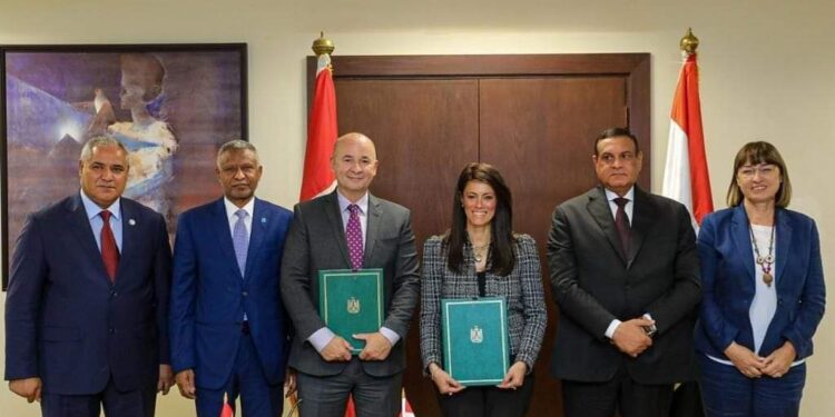 توقيع اتفاقية منحة مع السفير الكندي