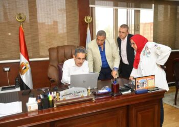 محافظ الغربية يجتمع مع هيئة الطرق