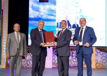 محافظ الإسكندرية يكرم العاملين بمياة الشرب والصرف الصحى