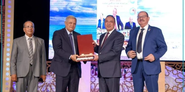 محافظ الإسكندرية يكرم العاملين بمياة الشرب والصرف الصحى