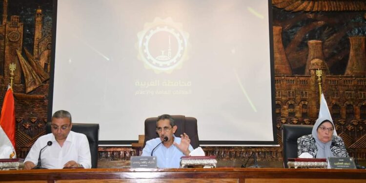 رحمي يجتمع بمديري الهيئات والشركات ورؤساء المراكز والمدن