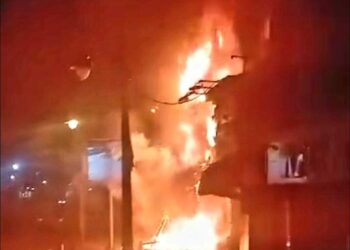 عاجل حريق هائل يلتهم عدة محلات بمحطة الرمل 