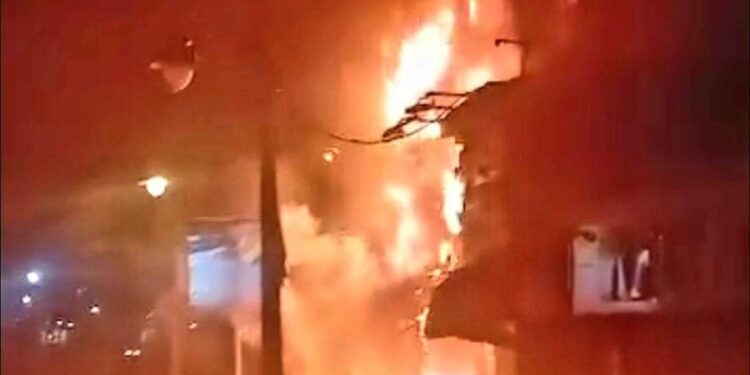 عاجل حريق هائل يلتهم عدة محلات بمحطة الرمل 