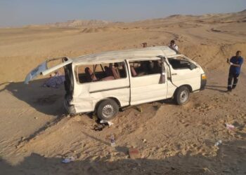 حالة وفاة و10 إصابات في انقلاب ميكروباص بطريق قنا – سفاجا