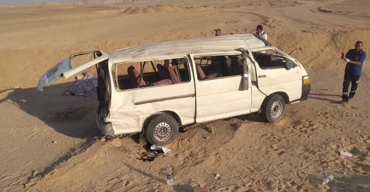 حالة وفاة و10 إصابات في انقلاب ميكروباص بطريق قنا – سفاجا