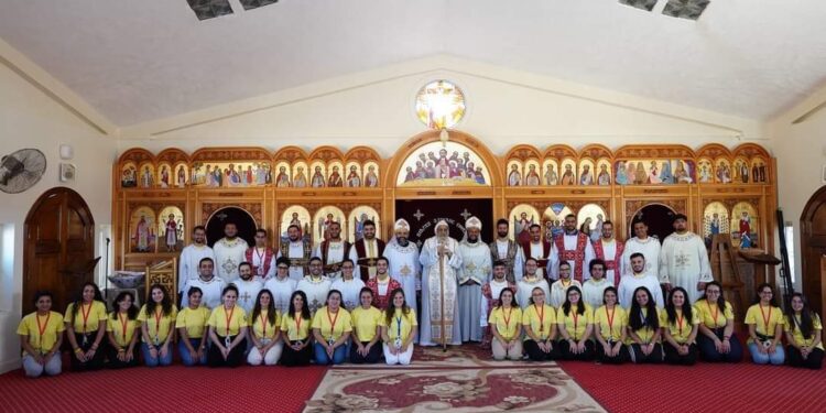 تواضروس الثاني يصلي  مع شباب ملتقي لوجوس الثالث 