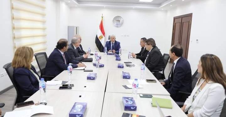 وزير التعليم العالي يتابع منظومة العمل بمراكز التميز بجامعتي القاهرة والإسكندرية –
