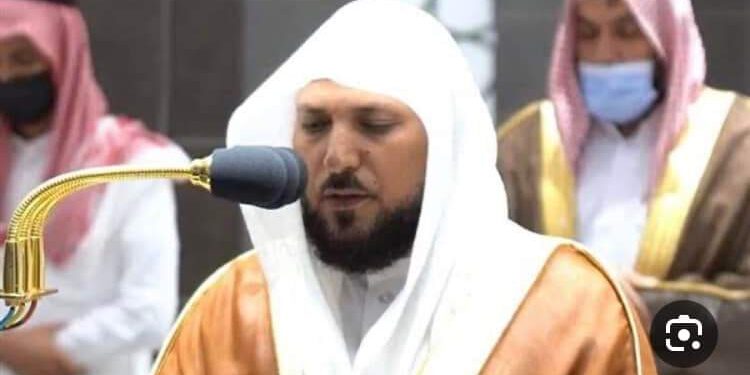 سقوط الشيخ ماهر المعيقلي اثناء صلاة الجمعه بالمسجد الحرام 