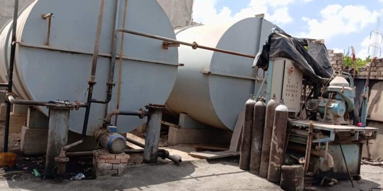 ضبط منشأة لتجميع زيوت السيارات المستعملة لإعادة تدويرها 