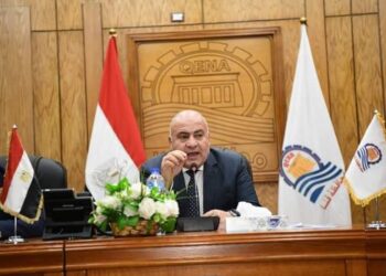 خلال اجتماعه مع مسئولي الإدارات الهندسية .. محافظ قنا يشدد على إتخاذ الإجراءات القانونية ضد المقاولين المتخاذلين