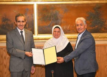 محافظ الغربية يسلم 13 عقد عمل في القطاع الخاص