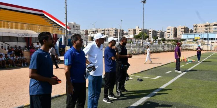 رئيس نادي عثماسون يتابع سير اختبارت لاعبي الكرة