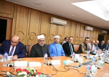 محافظ قنا يتابع آخر المستجدات لإستقبال العام الدراسي الجديد 