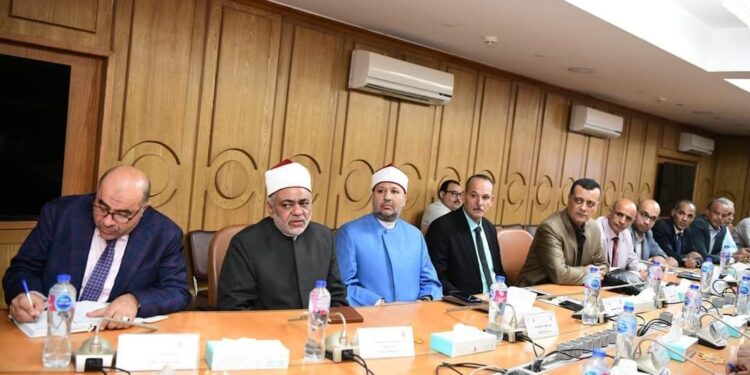 محافظ قنا يتابع آخر المستجدات لإستقبال العام الدراسي الجديد