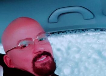 جرب تعيش إنسان