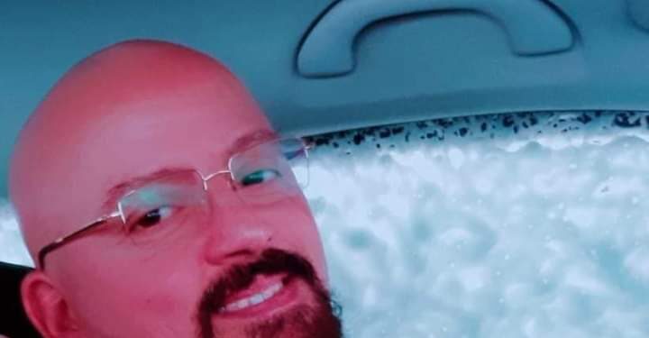 جرب تعيش إنسان