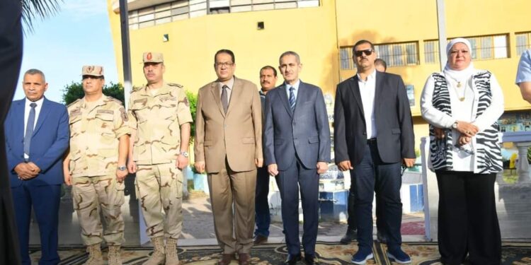 محافظ الغربية يشهد الطابور الصباحي بمدرسة طنطا الفنية النسيجية العسكرية ومحمد فريد