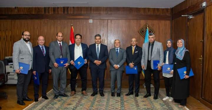 مجلس جامعة طنطا يكرم الفريق الطبي المشارك في اجراء الجراحة بالمستشفى الفرنساوى