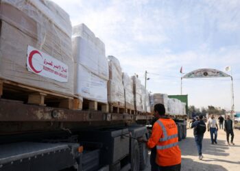 الهلال الأحمر الفلسطيني منذ قليل وصول 20 شاحنة عبر معبر رفح