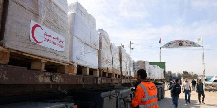 الهلال الأحمر الفلسطيني منذ قليل وصول 20 شاحنة عبر معبر رفح