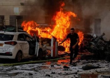 إسرائيل تحترق هجوم مفاجئ من حماس علي المستوطنات الإسرائيلية مقتل 28 جندي ومستوطن حتي الآن