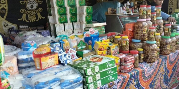 محافظ الغربية يتابع تطبيق مبادرة خفض السلع الأساسية بالاسواق ذ