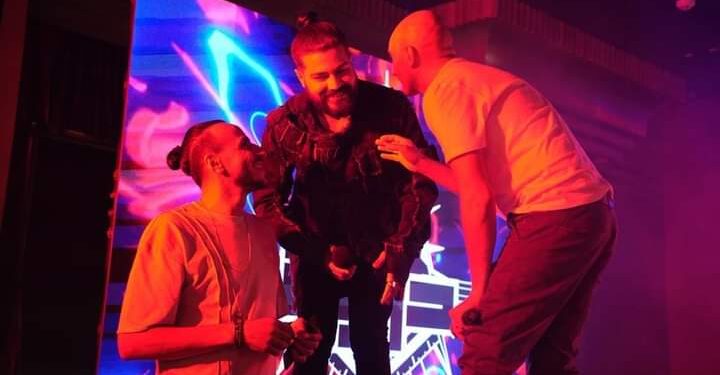 معوض إسماعيل يكشف تفاصيل فيلم «درويلة» برفع شعار الفركش.. «صور