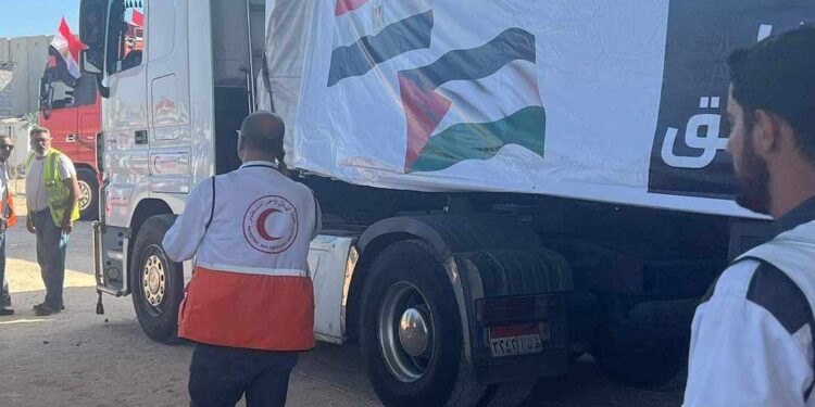 قام الهلال_الأحمر_المصري اليوم بإدخال معونات إغاثية لقطاع غزة