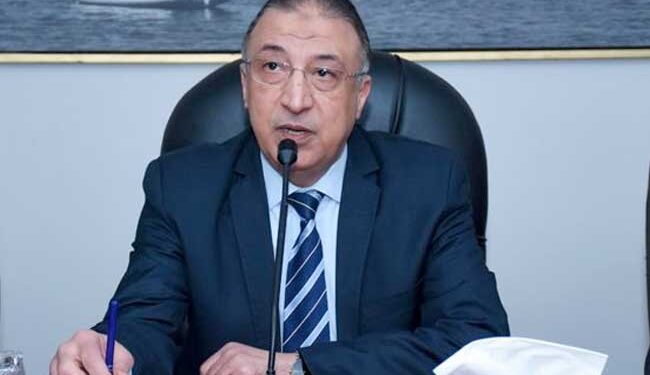 محافظ الإسكندرية اللواء محمد الشريف  يكرم مدير مديرية الشؤون الصحية بالإسكندرية