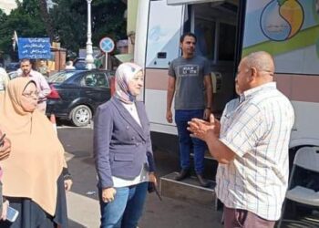 خليفة تتابع العربة المتنقلة لخدمة عملاء شركة مياه الشرب