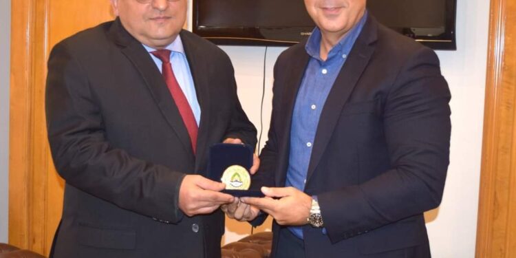 سفير أرمينيا يزور غرفة القاهرة