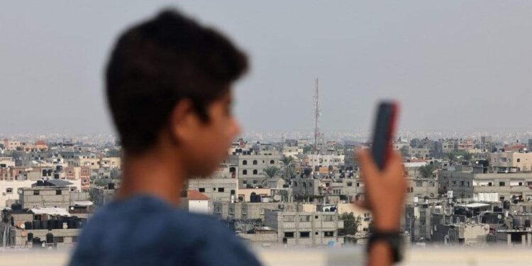 الـ “eSIM”.. تقنية تنجح في إعادة ربط سكان غزة بالعالم