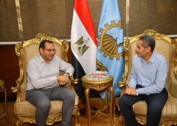 رحمي يهدي شاكر درع المحافظة تقديرا لجهوده المبذولة في خدمة قطاع الغزل والنسيج بالمحلة الكبرى