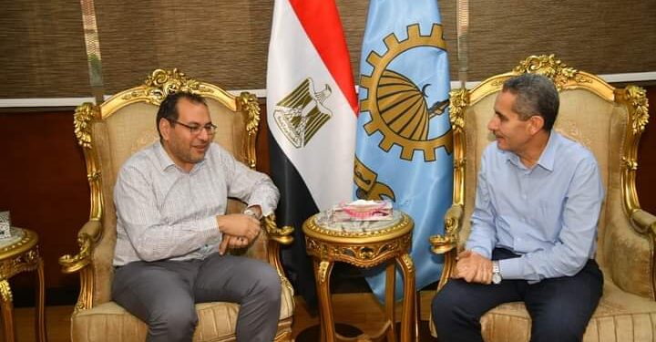 رحمي يهدي شاكر درع المحافظة تقديرا لجهوده المبذولة في خدمة قطاع الغزل والنسيج بالمحلة الكبرى