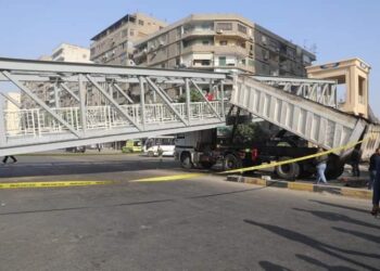 راشد يعاين موقع سقوط جزء من كوبري مشاه عرابي