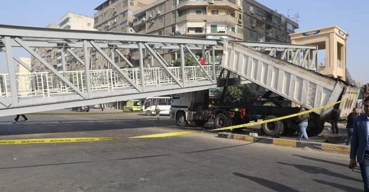 راشد يعاين موقع سقوط جزء من كوبري مشاه عرابي