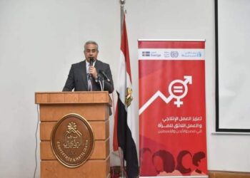 شحاتة ومحافظ بني سويف يشهدان حفل تَخَرُجّ 103 سيدة